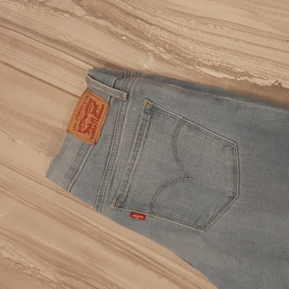 Levis - Picture 8 of 10